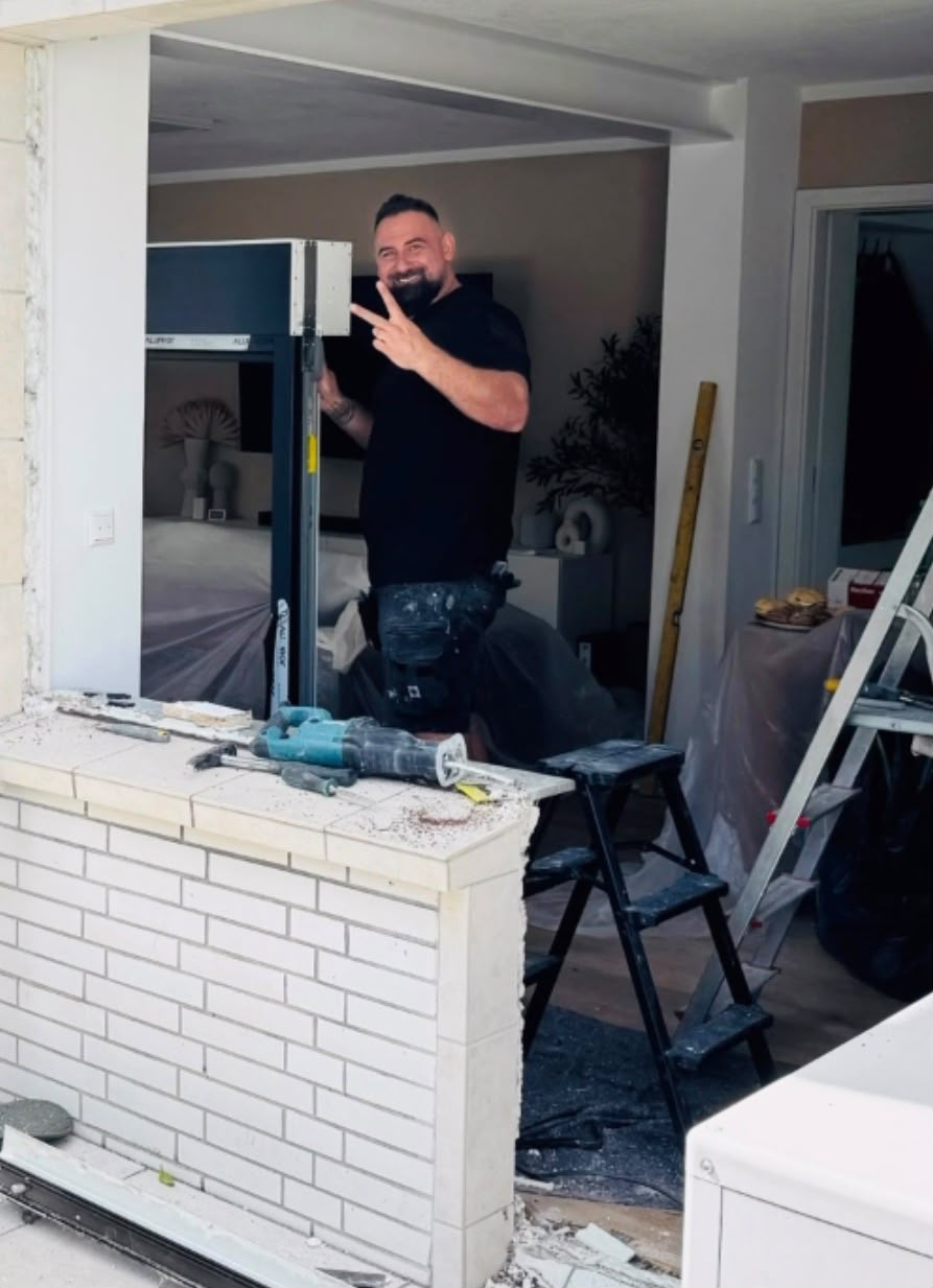 Cristian bei der Fenstermontage vor Ort