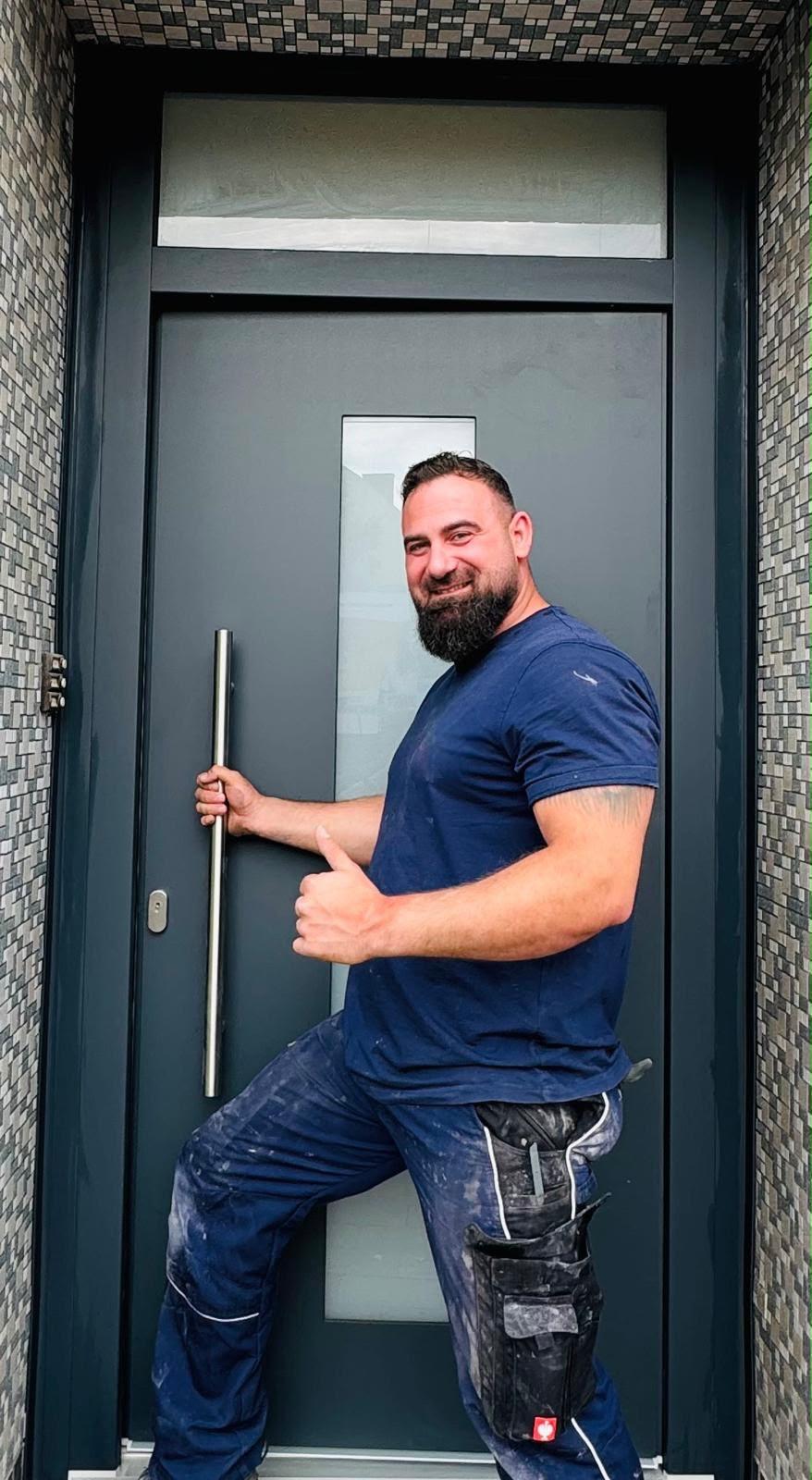 Cristian vor fertig montierter Haustür