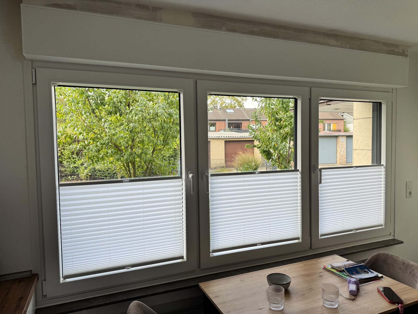 3-Flügelige Fensteranlage mit Plissees Innenansicht