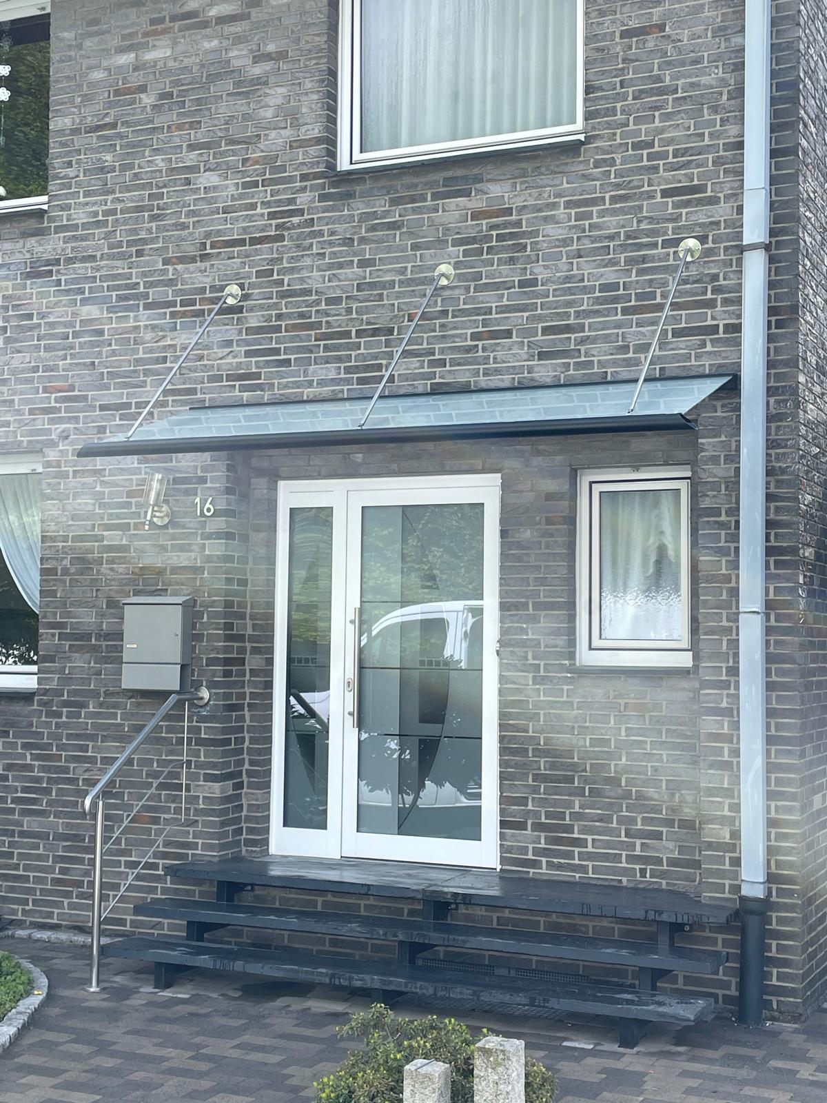 Design-Haustür mit Glas-Vordach in Duisburg