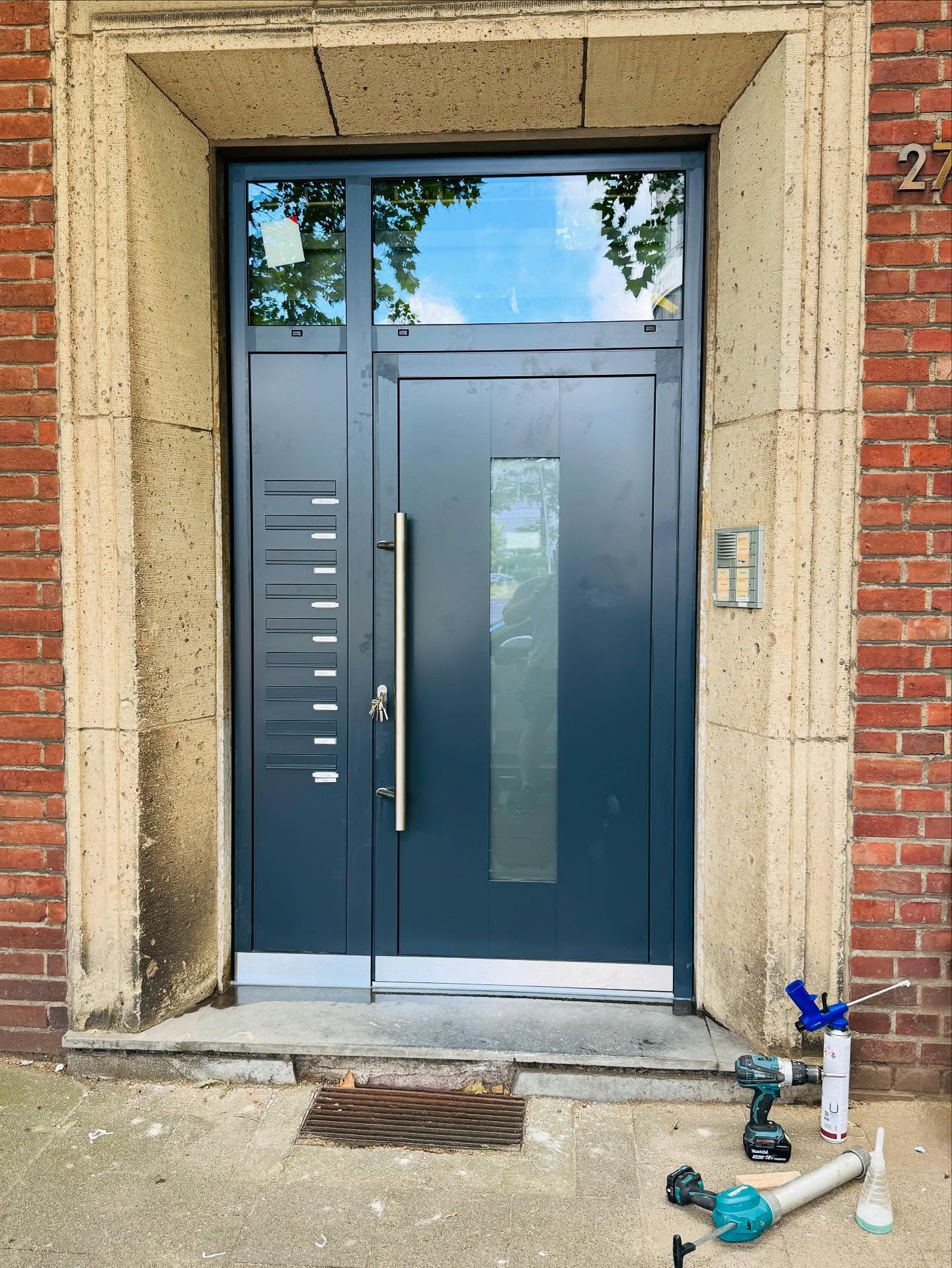 Mehrfamilienhaus Portal-Haustür mit Briefkastenanlage